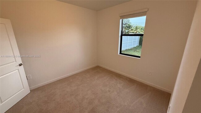Building Photo - 1684 SE 7th Ct