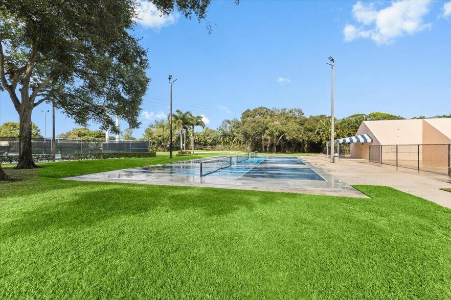 Building Photo - 2704 27th Way