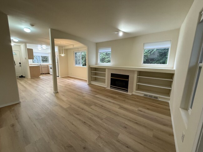 Building Photo - Warm N Cozy 2 bedroom Townhome for Rent in...