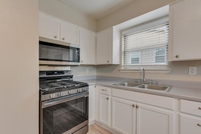 Building Photo - 917 Piedmont Dr