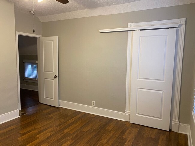 Building Photo - Large Home in Lindenwood Park