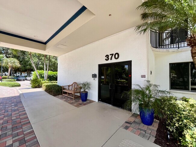 Building Photo - 370 Golfview Rd