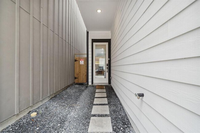 Building Photo - 8470 Berry Grn Ln