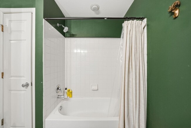 Building Photo - Enjoy the ease of condo style townhome living in this bright and inviting end unit.