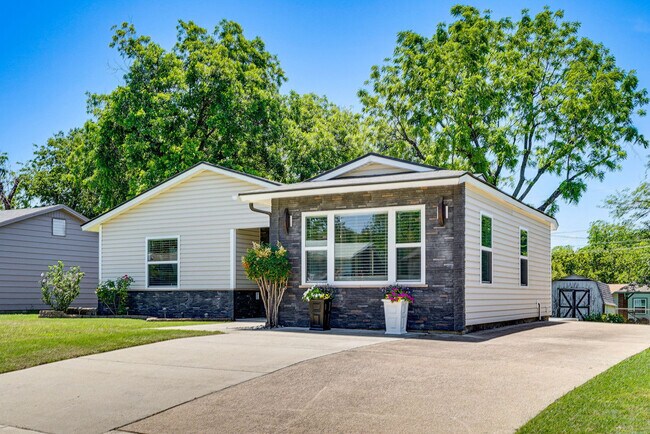Building Photo - 1708 Kent Dr