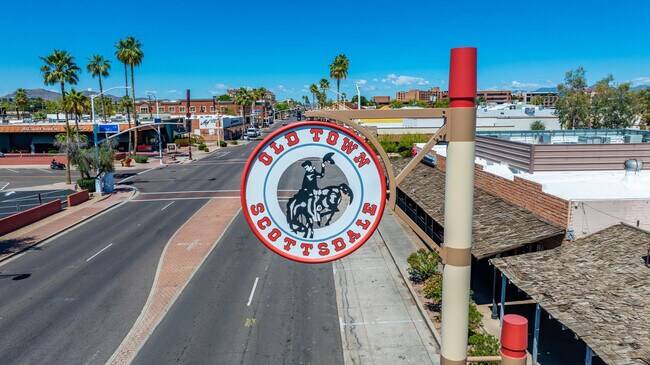 Building Photo - 7027 N Scottsdale Rd