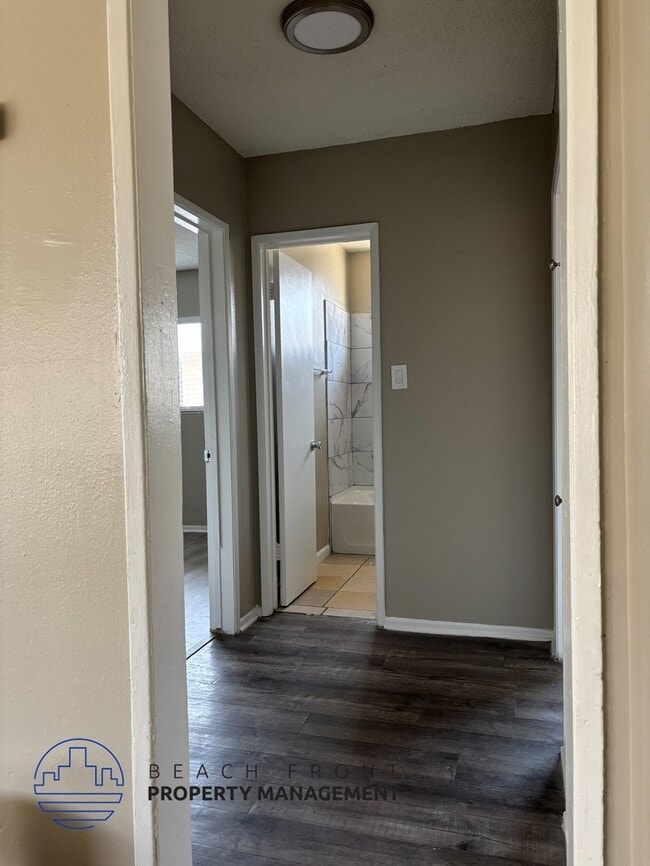 Building Photo - 117 E. Leatrice