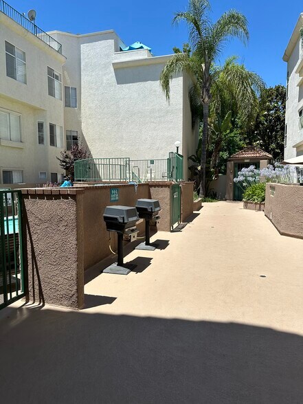 Building Photo - 5420 Sylmar Ave