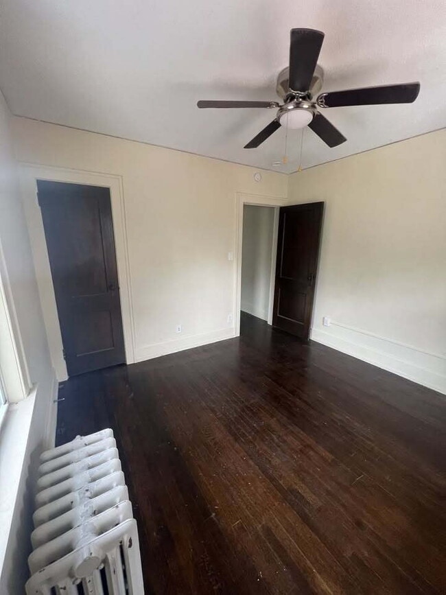 Building Photo - 1 Br / 1 Ba Historical Apartment in a Beau...