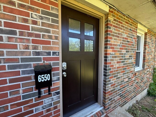 Building Photo - 4 Bedroom house with Second kitchen in basement