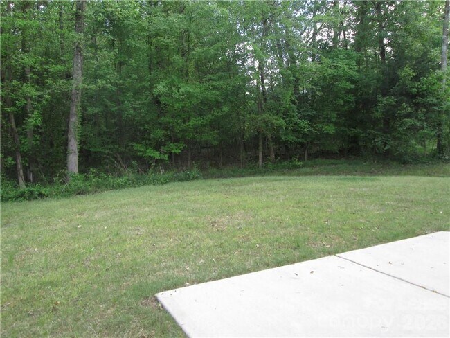 Building Photo - 9901 Hazelview Dr