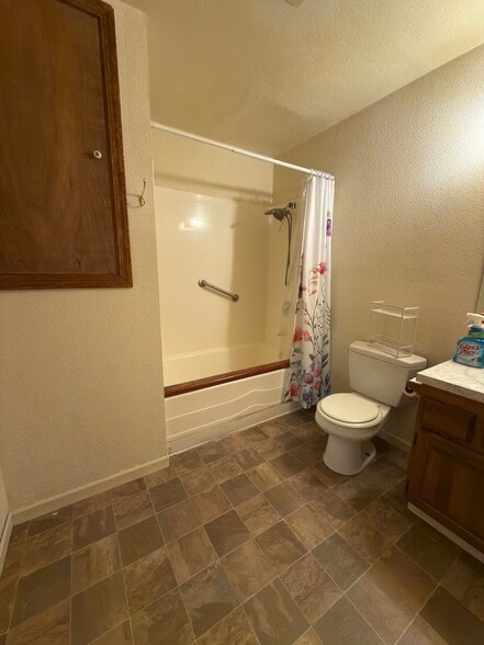 Building Photo - 2547 NE Holmes Rd