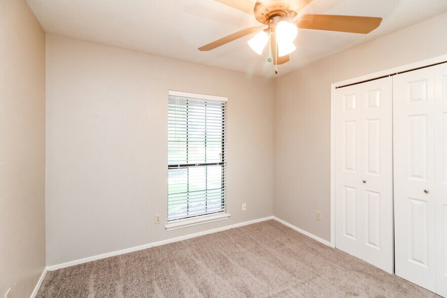 Building Photo - 1385 Southridge Dr
