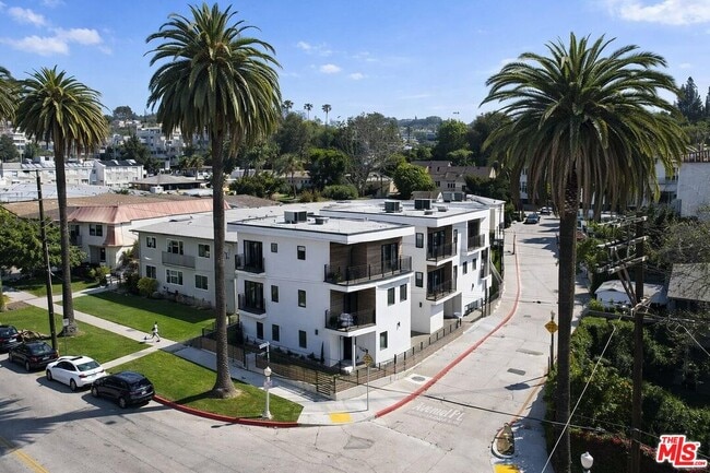 Building Photo - 2115 Beachwood Terrace