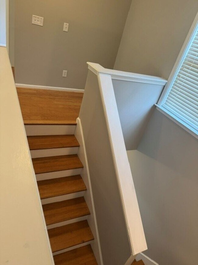 Building Photo - freshly paint 3 bed 2 bath townhome