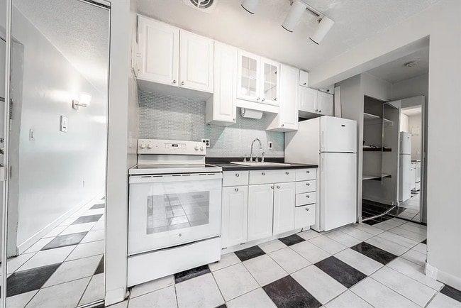 Building Photo - 10 Colonial Village Dr