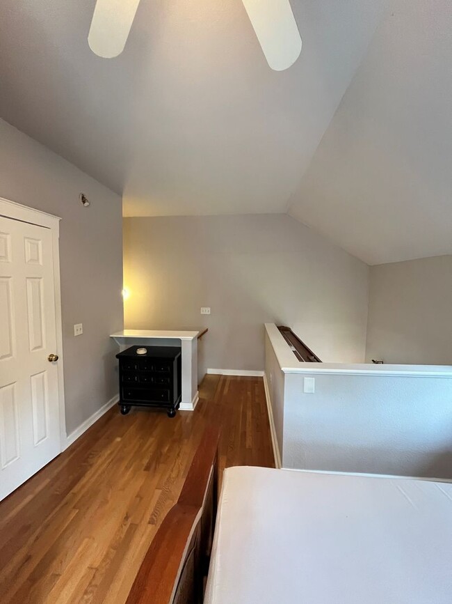 Building Photo - 1 bedroom 1 bath townhome near campus and ...