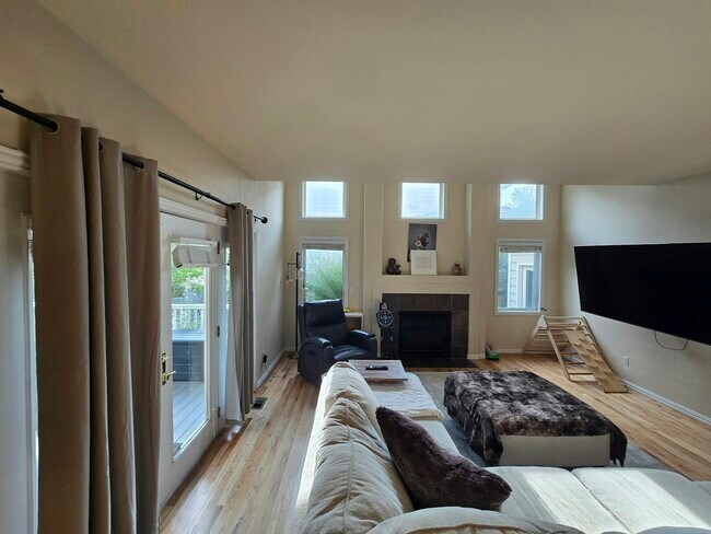 Building Photo - 4304 S Hampton Cir