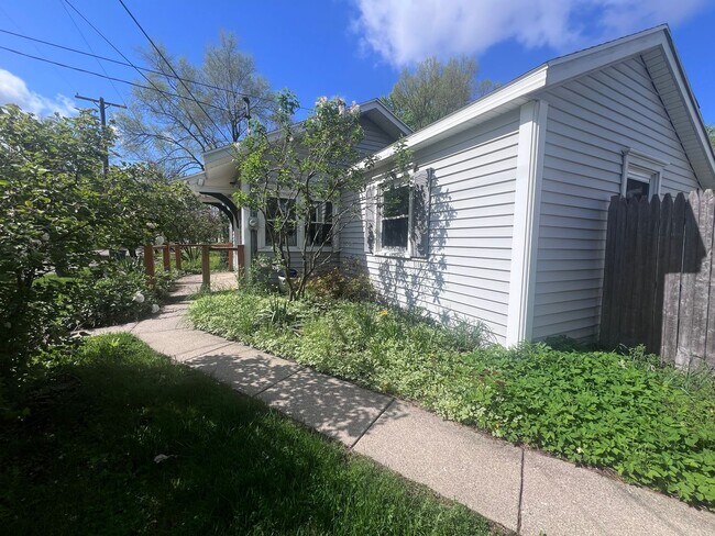 Building Photo - Adorable 2 bedroom with a bonus room!