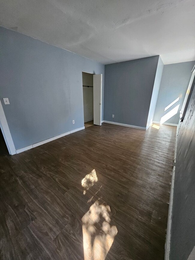 Building Photo - Upper 2 bedroom unit west side