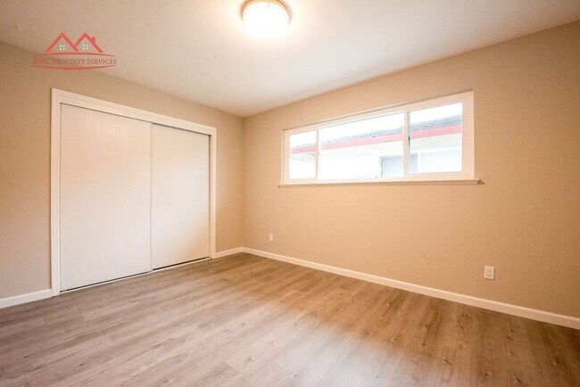 Building Photo - 3820 Moorpark Ave