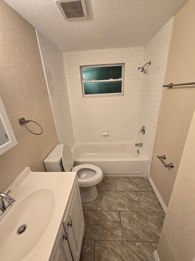 Building Photo - 2 BEDROOM 1 BATH NEAR USF