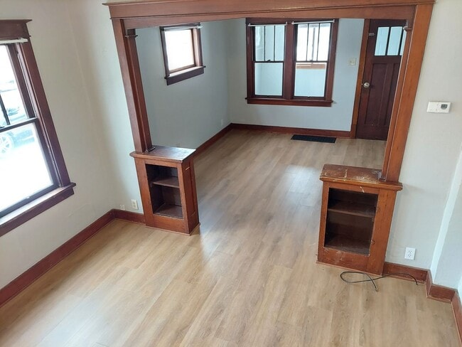 Building Photo - 2 bedroom/1 Bath duplex with large yard