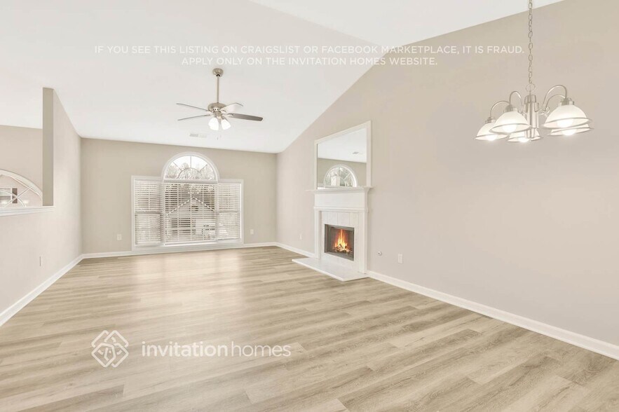 Building Photo - 2712 Lake Park Ridge E