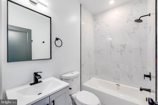 Building Photo - 1224 W Silver St