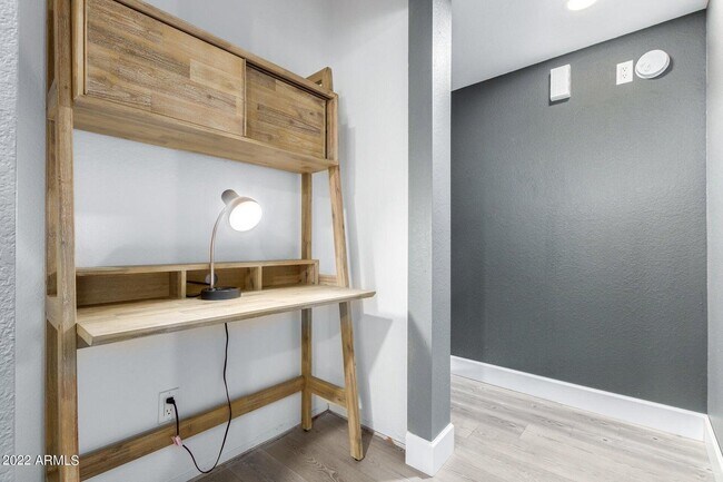 Building Photo - 1502 E Topeka Dr