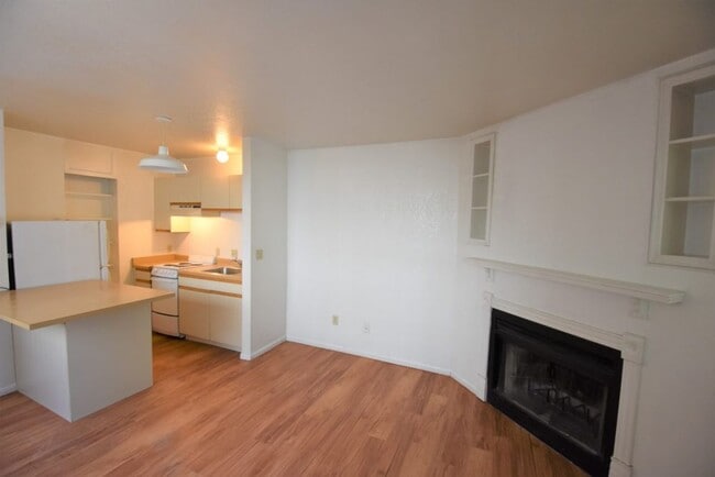 Building Photo - 1 Bedroom Apartment Close to CU!