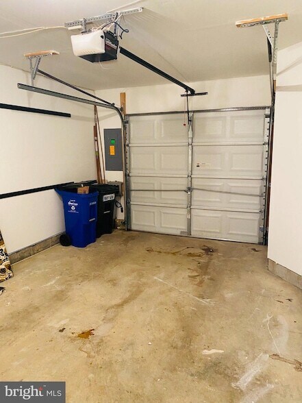 Building Photo - 8825 Goose Landing Cir