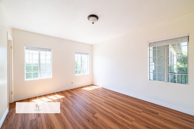 Building Photo - Prime Location Apartment with Remodeled Ki...