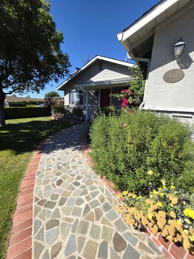 Building Photo - Delightful Single Story 2/2 with Expanded Bath and Beautiful Gardens