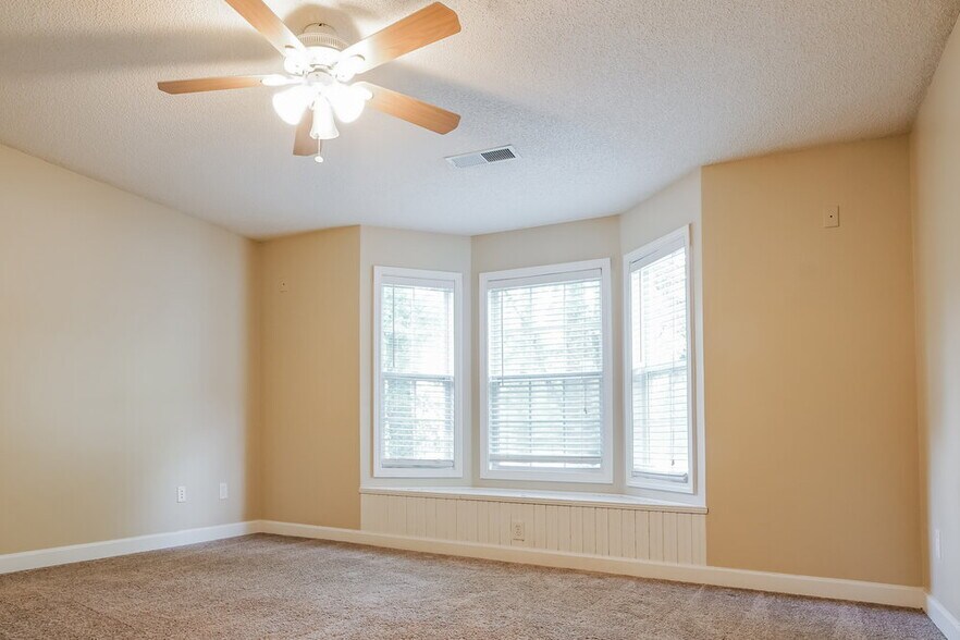 Building Photo - 5191 Memorial Ln SW