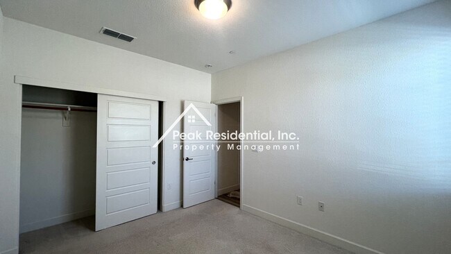 Building Photo - Still looks new. 4-bedroom home in North N...