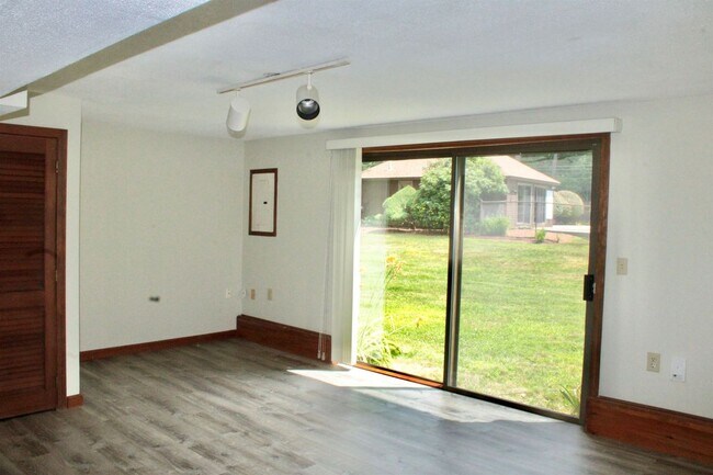Building Photo - 5 Cornwall Ln