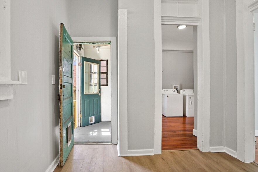 Building Photo - 1112 Barnard St