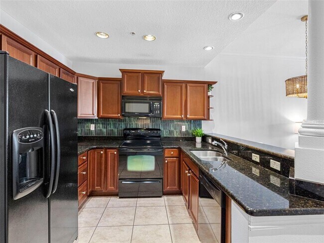 Building Photo - 13941 Clubhouse Dr