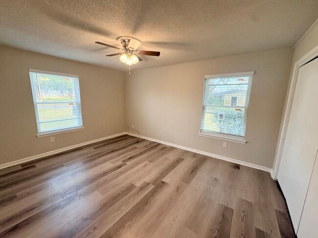 Building Photo - 5839 Kingsbury Ln