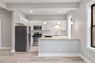 Building Photo - Top Floor, Gorgeous West Town 2bd/2bth, Avail August 8th!