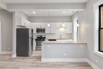 Building Photo - Updated, Spacious 3bd/2bth Avail 6/1!