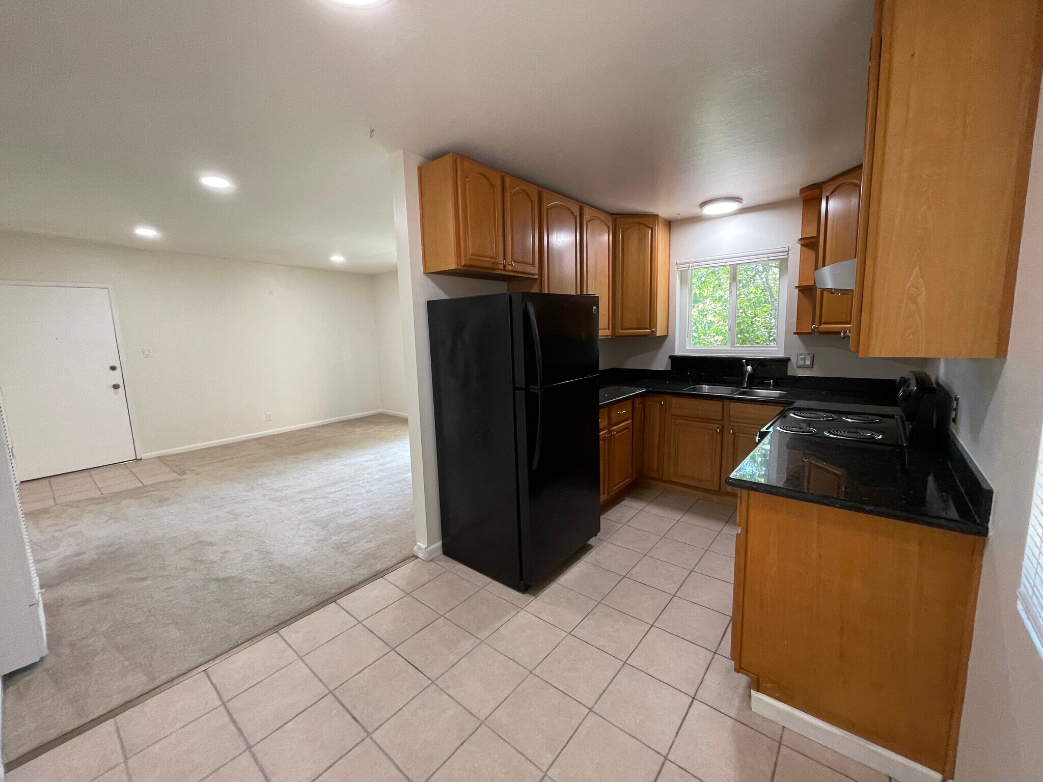 Building Photo - 925 Ravenscourt Ave