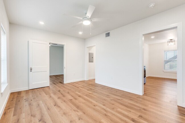 Building Photo - McILVAINE DUPLEX