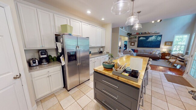 Building Photo - 5 Bedrooms with Golf Course Views in Carol...