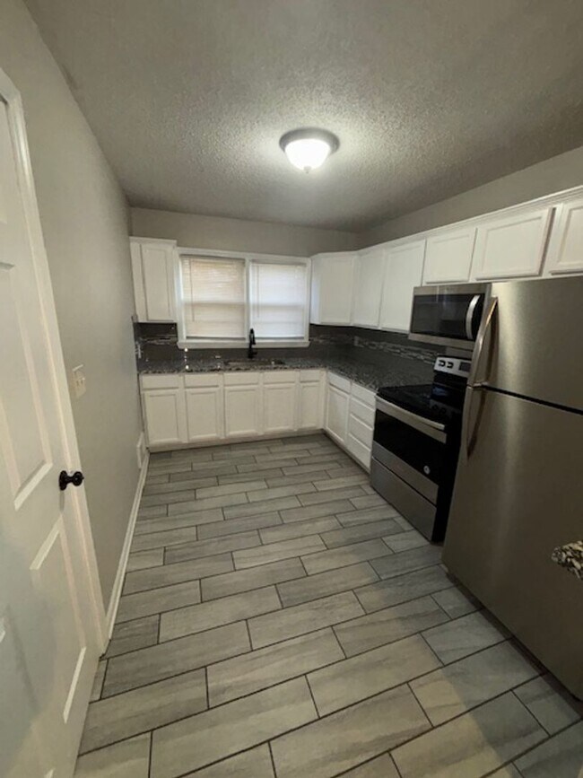 Building Photo - Charming 3 Bed, 1 Bath Home with 1-Car Garage in South Kansas City Location