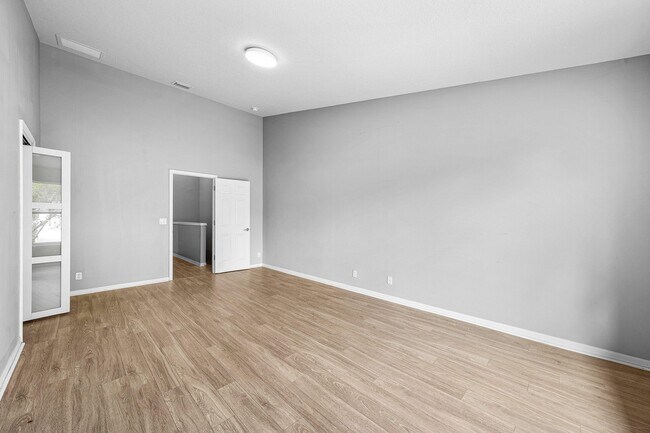 Building Photo - 9663 Lago Dr