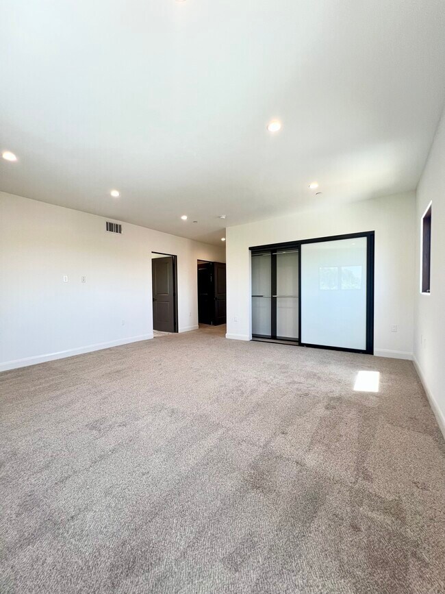 Building Photo - 859 S Lucerne Blvd