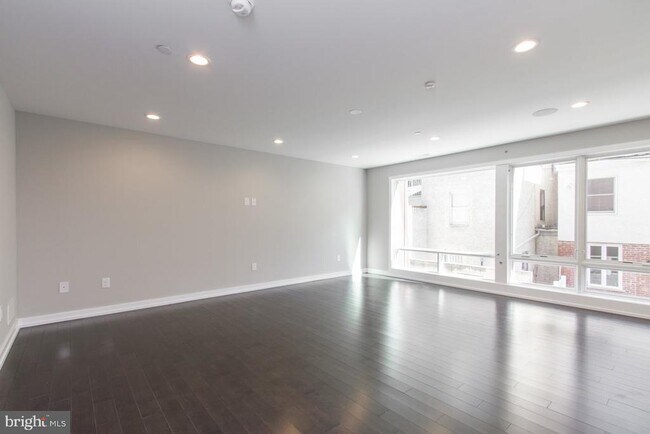 Building Photo - 716 S Sartain St