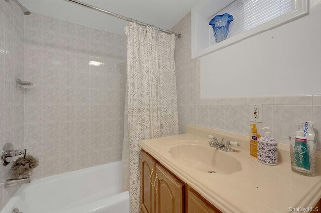 Building Photo - 570 N Barry Ave